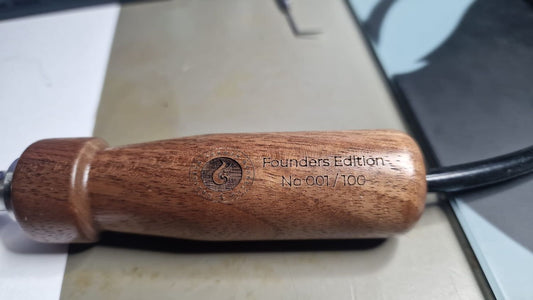 Unsere exklusive Founder-Edition ist nicht nur ein Küchenwerkzeug, sondern ein Sammlerstück. Mit seiner hochwertigen Edelstahl-Düse, die flüssige Aromen gleichmäßig auf Ihr Grillgut sprüht, sorgt der Flavourizer für unvergesslich saftige Ergebnisse.
Die Founder-Edition hebt sich durch ihren edlen laserten Holzgriff hervor, der jedem Stück ein einzigartiges, luxuriöses Gefühl verleiht. Jedes der nur 100 verfügbaren Exemplare trägt eine individuelle Seriennummer.