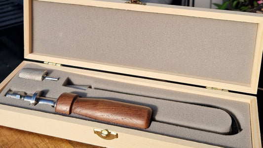 Geschenke Box
Flavourizer: Das weltweit neuartige Grillzubehör, das flüssige Aromen auf das Grillgut sprüht und Geschmack sowie Saftigkeit verleiht. Ideal für Rotisseriegrills, bietet es vielfältige Geschmacksrichtungen. Geliefert in einer edlen Holz-Geschenkbox mit hochwertigen Metallbeschlägen und Lasergravur – ein beeindruckendes Highlight für jede Grillparty und das perfekte Geschenk für jeden Grill-Enthusiasten.