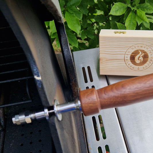 Flavourizer: Innovatives Grillzubehör, das flüssige Aromen über eine Düse auf das Grillgut sprüht, um Geschmack und Saftigkeit zu verbessern. Ideal für Grills mit Rotisserieaufnahme, bietet es vielfältige Geschmacksmöglichkeiten beim Grillen. Weltweit einzigartig und neuartig und mit wenigen Handgriffen an der Rotisserie Aufnahme zu montieren.