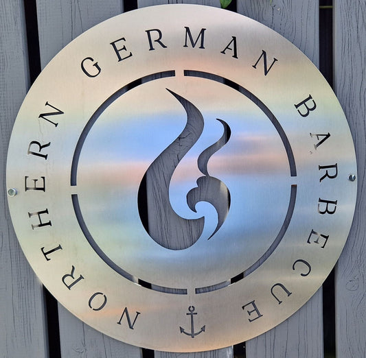 Das Northern German Barbecue Edelstahl-Schild für Deinen Grillbereich. Edel, groß und mit professionellem Montage-Set, wertest Du mit dem Schild Deinen Grillbereich auf und hast einen tollen Hingucker. Die BBQ-Flamme als zentrales Element und den edlen Schriftzug "Northern German Barbecue" runden den Gesamteindruck des geschliffenen Edelstahl-Schildes ab. Ein Ankersymbol zeigt unsere Verbindung zum Norden, dem Wasser und der See.