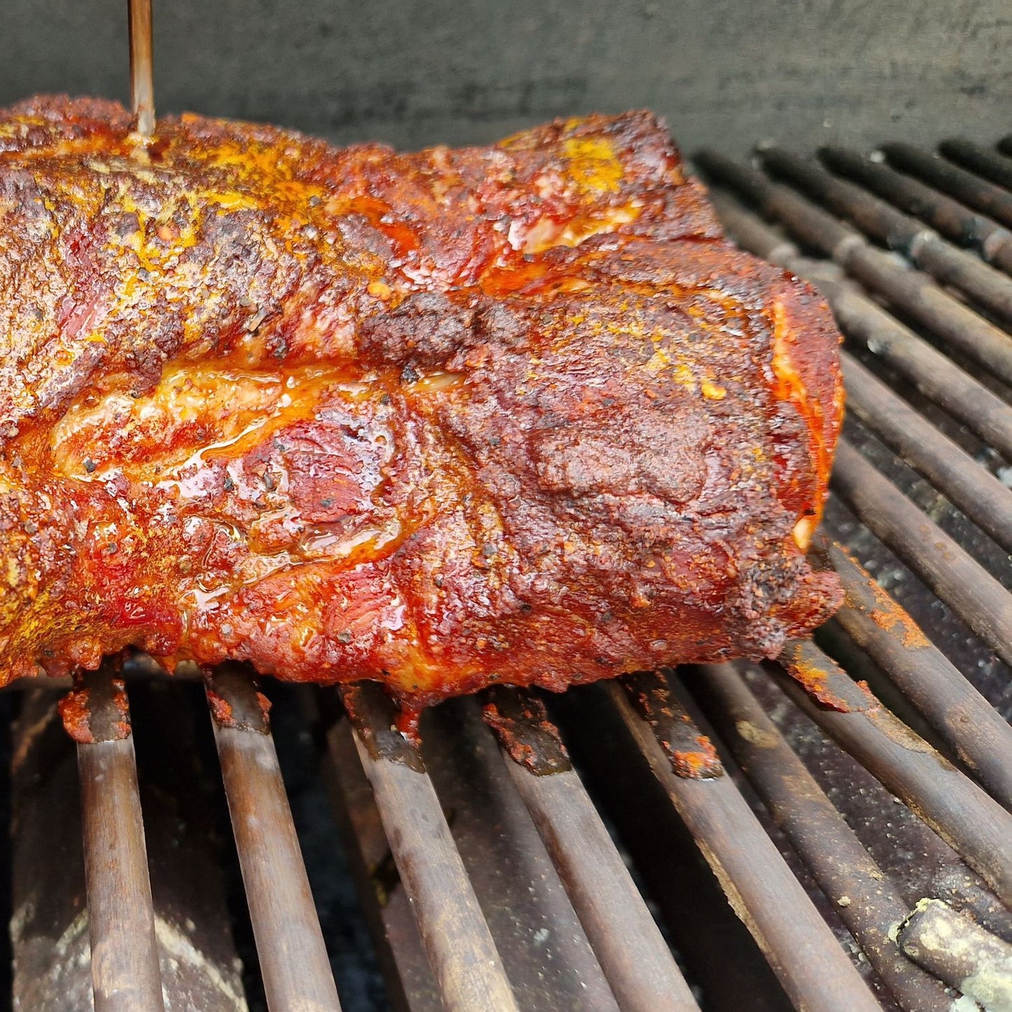 Nie wieder trockenes fleisch dank dem Flavourizer Grillzubehör, das flüssige Aromen über eine Düse auf das Grillgut sprüht, um dessen Geschmack zu verbessern und es saftiger zu machen. Dieses weltweit einzigartige Zubehör ist ideal für Grills mit Rotisserieaufnahme und ermöglicht es, eine Vielzahl von Geschmacksrichtungen zu nutzen. Besonders bei Low-and-Slow-Zubereitungen, sowohl mit als auch ohne Rauch, verleiht der Flavourizer durch Gewürzsud, Bier oder Wein eine zusätzliche Geschmacksdimension.