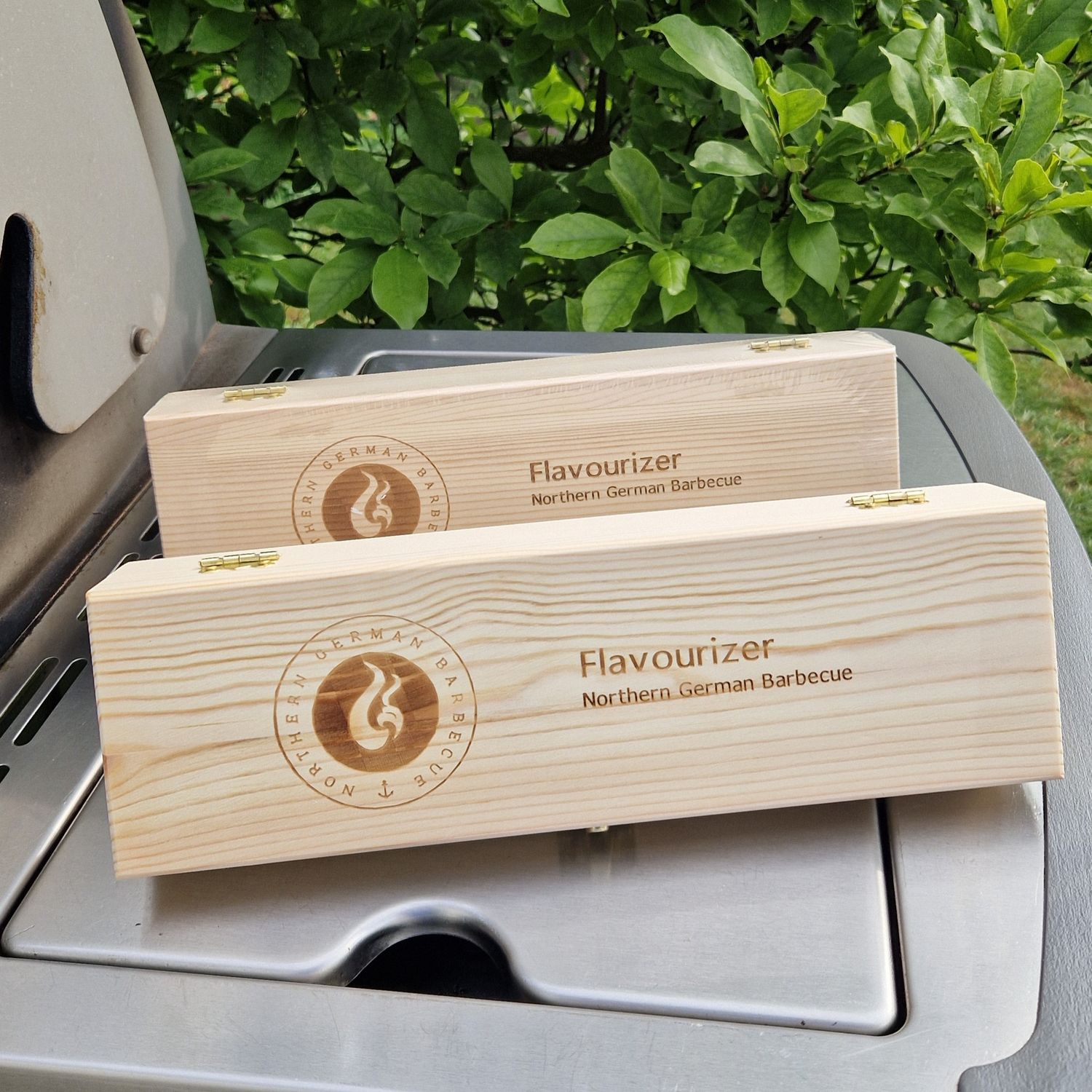 Flavourizer: Das weltweit neuartige Grillzubehör, das flüssige Aromen auf das Grillgut sprüht und Geschmack sowie Saftigkeit verleiht. Ideal für Rotisseriegrills, bietet es vielfältige Geschmacksrichtungen. Geliefert in einer edlen Holz-Geschenkbox mit hochwertigen Metallbeschlägen und Lasergravur – ein beeindruckendes Highlight für jede Grillparty und das perfekte Geschenk für jeden Grill-Enthusiasten.