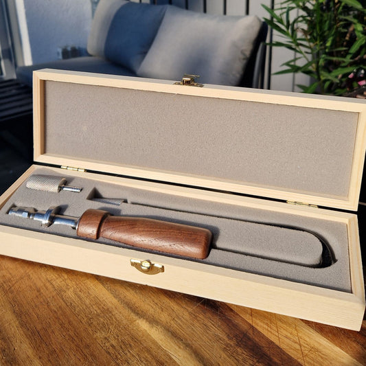 Flavourizer: Innovatives Grillzubehör, das flüssige Aromen über eine Düse auf das Grillgut sprüht, um Geschmack und Saftigkeit zu verbessern. Ideal für Grills mit Rotisserieaufnahme, bietet es vielfältige Geschmacksmöglichkeiten beim Grillen. Weltweit einzigartig und neuartig.