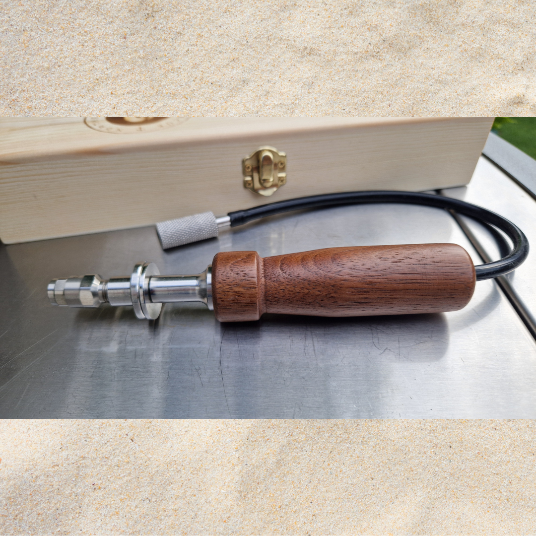 Flavourizer: Innovatives Grillzubehör, das flüssige Aromen über eine Düse auf das Grillgut sprüht und es saftiger macht. Ideal für Grills mit Rotisserieaufnahme, ermöglicht vielfältige Geschmackserlebnisse. Limitierte Foundersedition mit gelasertem Holzgriff und einzigartiger Seriennummer. Nur 100 Stück verfügbar!