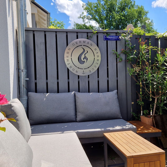 Das Northern German Barbecue Edelstahl-Schild für Deinen Grillbereich. Edel, groß und mit professionellem Montage-Set, wertest Du mit dem Schild Deinen Grillbereich auf und hast einen tollen Hingucker. Die BBQ-Flamme als zentrales Element und den edlen Schriftzug "Northern German Barbecue" runden den Gesamteindruck des geschliffenen Edelstahl-Schildes ab. Ein Ankersymbol zeigt unsere Verbindung zum Norden, dem Wasser und der See. 