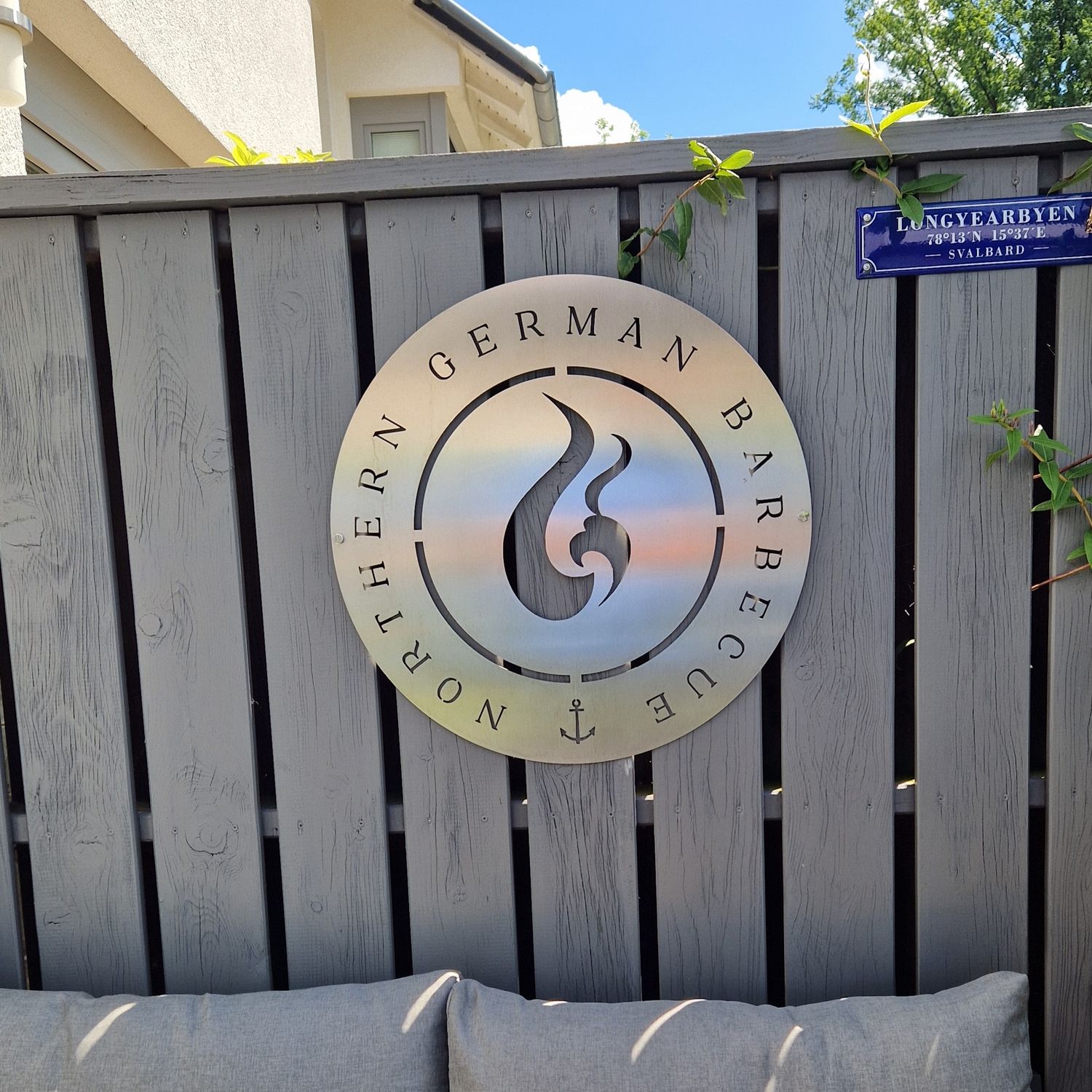 Das Northern German Barbecue Edelstahl-Schild für Deinen Grillbereich. Edel, groß und mit professionellem Montage-Set, wertest Du mit dem Schild Deinen Grillbereich auf und hast einen tollen Hingucker. Die BBQ-Flamme als zentrales Element und den edlen Schriftzug "Northern German Barbecue" runden den Gesamteindruck des geschliffenen Edelstahl-Schildes ab. Ein Ankersymbol zeigt unsere Verbindung zum Norden, dem Wasser und der See. 