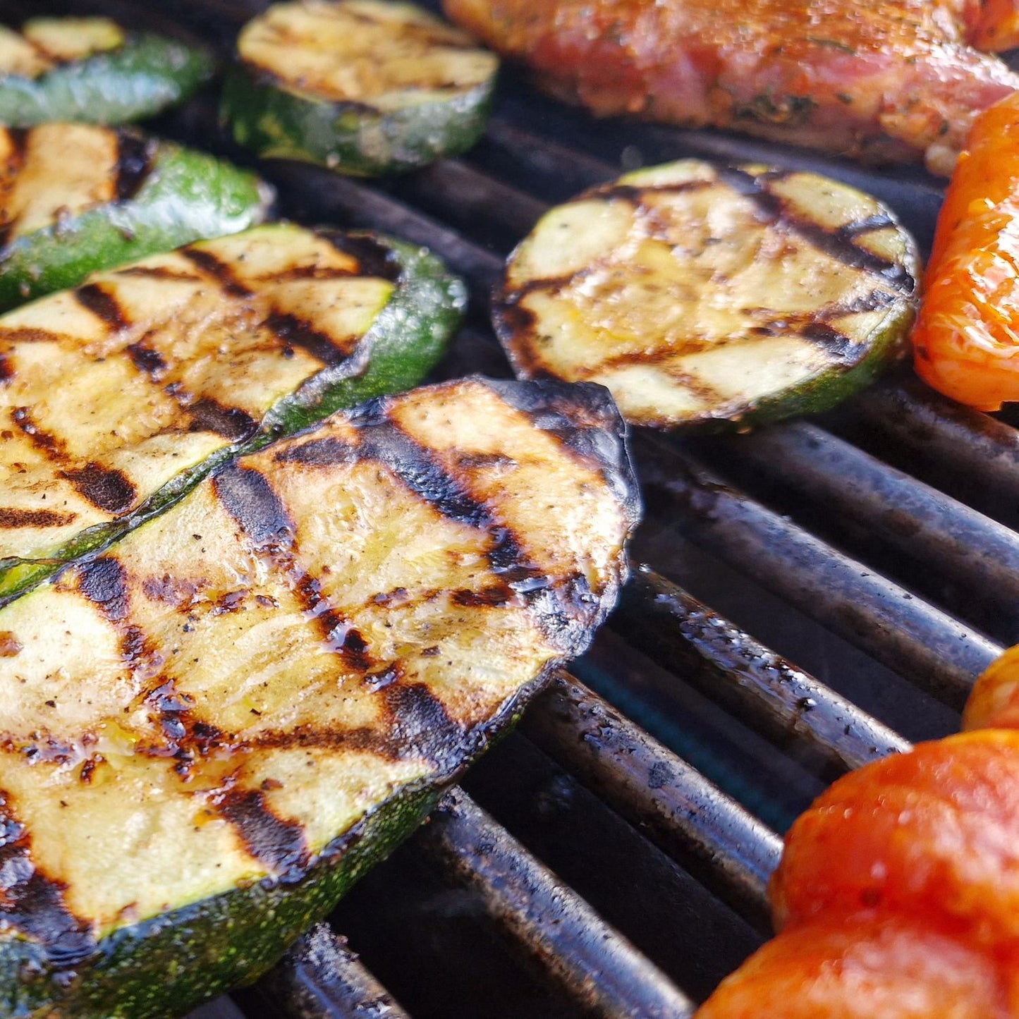 Der Flavourizer ist ein innovatives Grillzubehör, das flüssige Aromen über eine Düse auf das Grillgut sprüht, um dessen Geschmack und Saftigkeit zu verbessern. Dieses einzigartige Gerät, das speziell für Grills mit Rotisserieaufnahme entwickelt wurde, ermöglicht die Verwendung einer Vielzahl von Geschmacksrichtungen. Beim Grillen wird der Flavourizer einfach bei geschlossenem Deckel eingesetzt und verleiht Antipasti und anderen Gerichten seine extra saftige Note. 