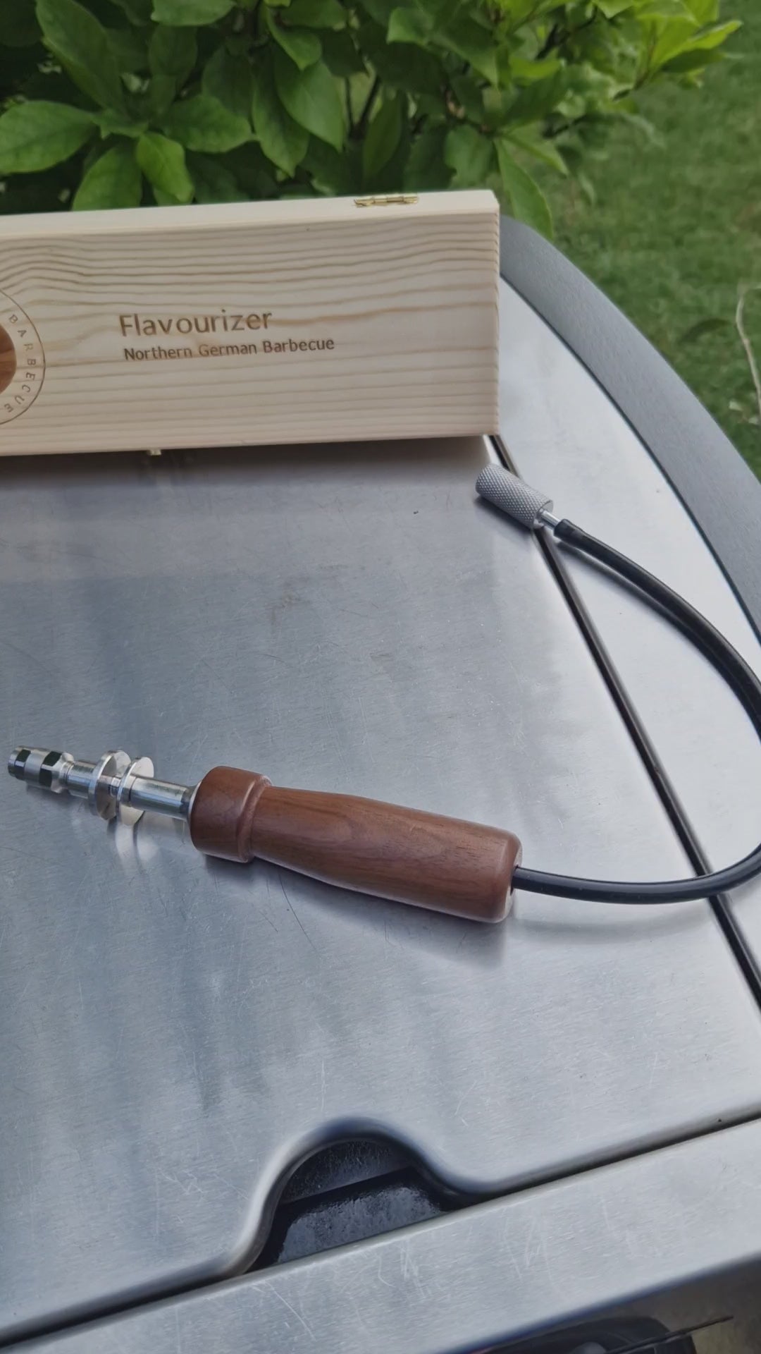 Flavourizer: Innovatives Grillzubehör, das flüssige Aromen über eine Düse auf das Grillgut sprüht, um Geschmack und Saftigkeit zu verbessern. Ideal für Grills mit Rotisserieaufnahme, bietet es vielfältige Geschmacksmöglichkeiten beim Grillen. Weltweit einzigartig und neuartig und mit wenigen Handgriffen an der Rotisserie Aufnahme zu montieren.