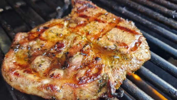 Geling-Garantie für saftige Steaks vom Grill mit dem Flavourizer! Das neue, Innovatives Grillzubehör, das flüssige Aromen über eine Düse auf das Grillgut sprüht, um Geschmack und Saftigkeit zu verbessern. Ideal für Grills mit Rotisserieaufnahme, bietet es vielfältige Geschmacksmöglichkeiten beim Grillen. Weltweit einzigartig und neuartig und mit wenigen Handgriffen an der Rotisserie Aufnahme zu montieren.